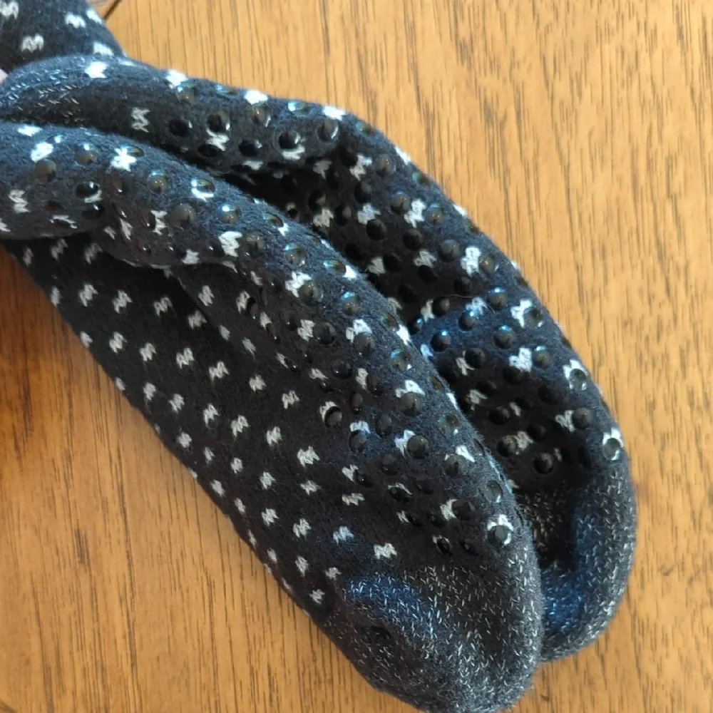 NWT Cuddl Duds Black and White Snowflake Socks With Grips - Picture 4 of 4